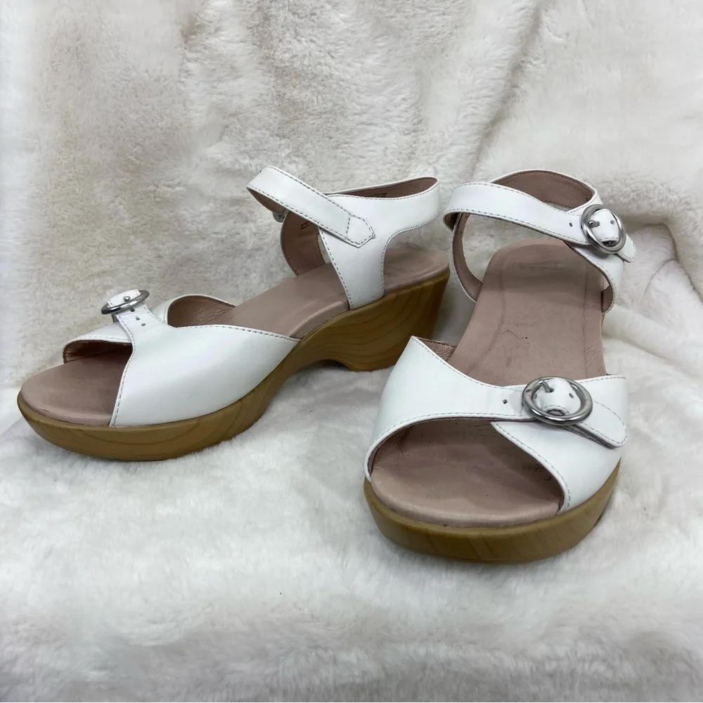 Dansko White June Leather Sandal size 39/8.5/9. - Picture 1 of 15
